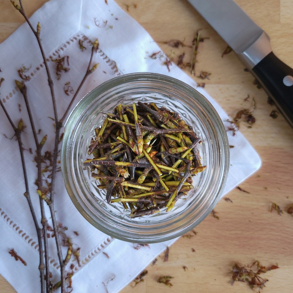 Peeled and chopped birch twigs 